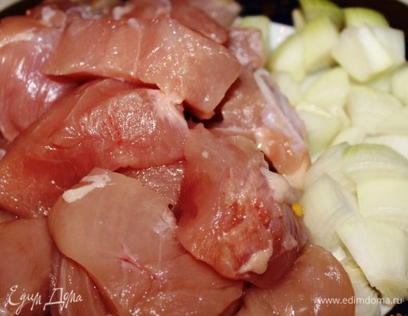 Куриное филе, тыкву и лук порезать на кусочки 