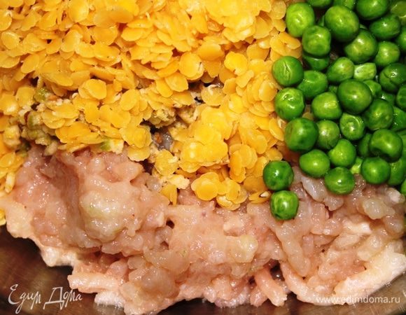 Соединить фарш с чечевицей и зеленым горошком. Зеленый горох предварительно следует обдать кипятком и откинуть на дуршлаг