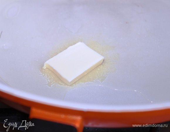 На сковороде распустить смесь двух масел