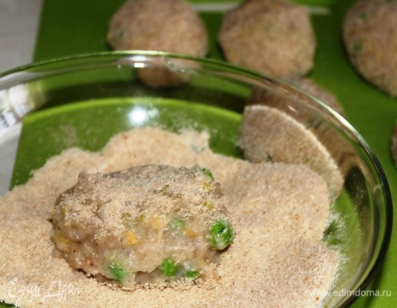 Из фарша сделать небольшие продолговатые котлетки и обвалять их в панировочных сухарях (вместо сухарей можно использовать и кукурузную муку...получится красивый золотистый цвет)