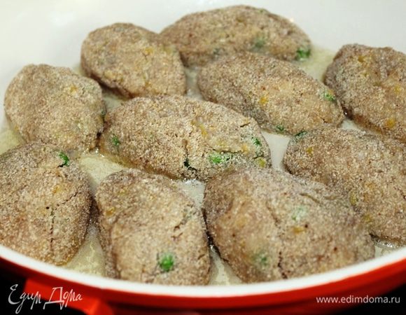 Выложить котлетки в сковороду и поджарить с двух сторон...