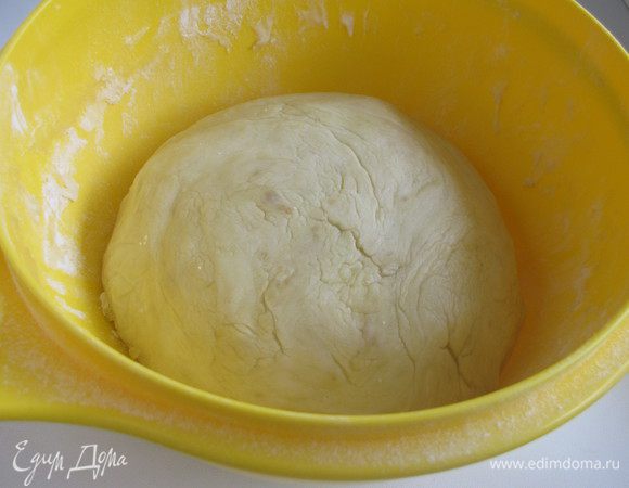 Замесить тесто. Оно должно стать гладким, мягким и не липнуть к рукам. При необходимости добавить немного воды или муки.