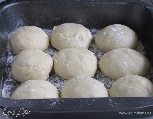 Разделить тесто на шарики размером со среднее яблоко, положить на поднос, накрыть полотенцем. Поставить в теплое место и оставить, чтобы тесто поднялось, примерно на 40 минут.