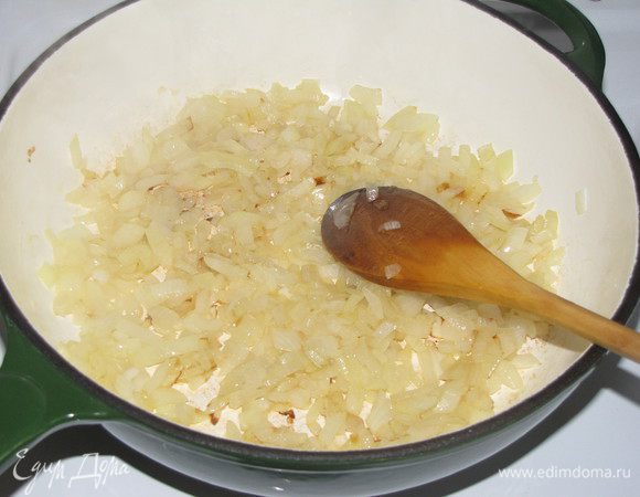 Для начинки мелко нарезать лук и обжарить на оливковом масле до прозрачности.