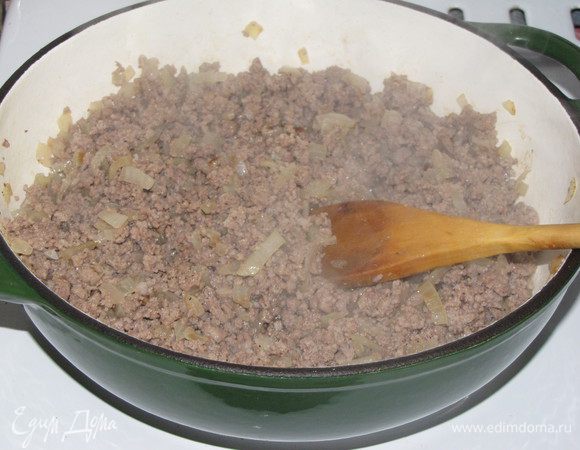 Добавить мясной фарш любой (у меня говядина + свинина) и жарить еще некоторое время, разбивая лопаткой комочки, до готовности мяса. В конце жарки посолить и поперчить по вкусу. По желанию добавить специи. Мясную начинку остудить.