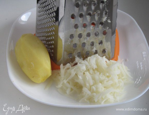 Отварной картофель натереть на крупной терке. Картофель лучше отварить заранее, тогда он не будет слипаться.