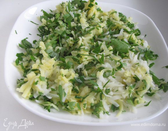 Перемешать картофель с нарубленной зеленью петрушки.