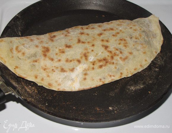 Накрыть начинку второй половиной круга и прижать края. Разогреть сковороду с толстым дном (я использовала блинную сковороду) и жарить лепешки на сухой сковороде с двух сторон на среднем огне до золотистого цвета. Лепешки прекрасно прожариваются и не горят.