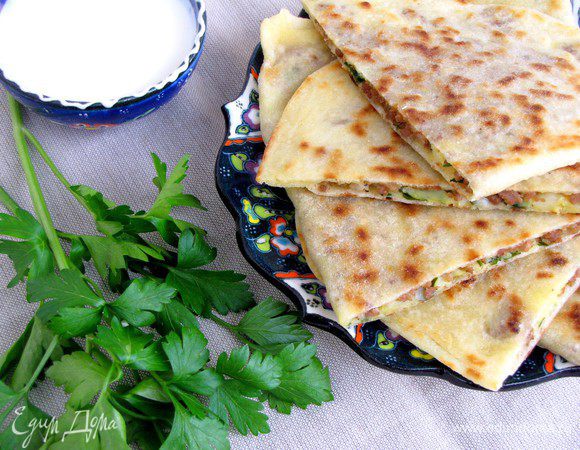 Подавать с айраном или другим кисломолочным напитком. Со сметаной тоже вкусно!