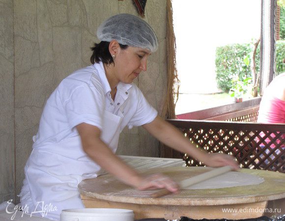 А вот как эти лепешки готовят в Турции.)))