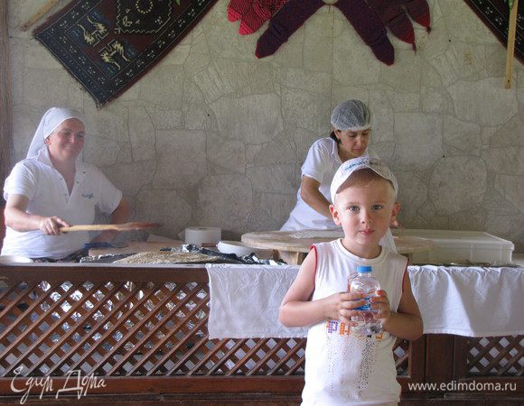 А это Серега в ожидании своей порции.)))