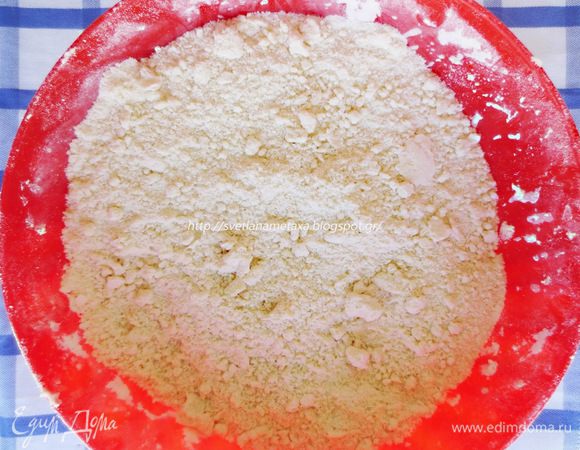 В миску просеиваем муку, добавляем соль, кусочки сливочного масла и растираем смесь в крошку.