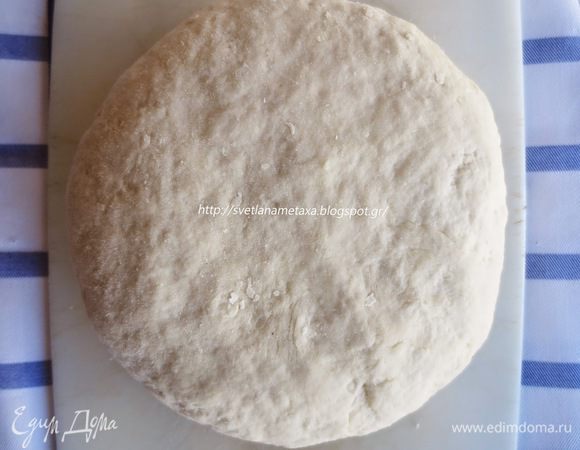 Добавляем сметану или молоко и замешиваем тесто. Собираем тесто в ком, заворачиваем в мембрану ( пленку) и оставляем в холодильнике на 1 час.