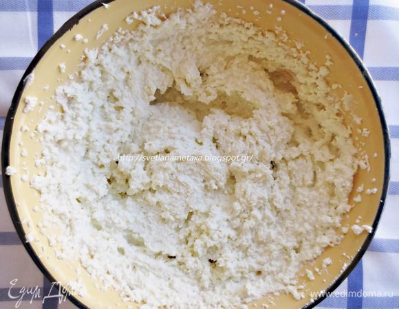 Творог, фету, выкладываем в миску, добавляем сметану или йогурт, соль, перец, прованские травы, перемешиваем с помощью миксера.