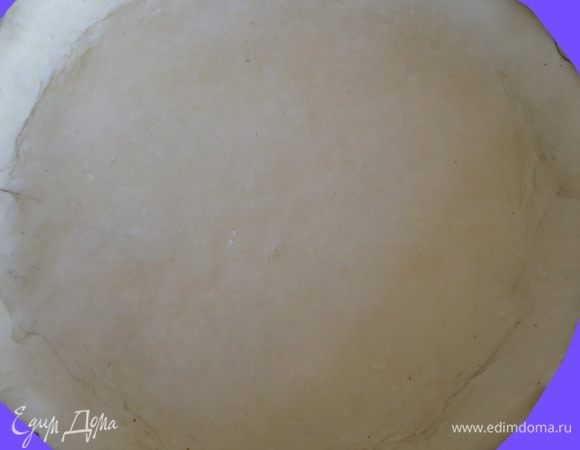 Тесто раскатываем в круглую лепешку, размер которой должен быть чуть больше размера формы. Круглую форму ( 22 см) застилаем пекарной бумагой, смазываем оливковым маслом и распределяем раскатанное тесто, формируя бортики.