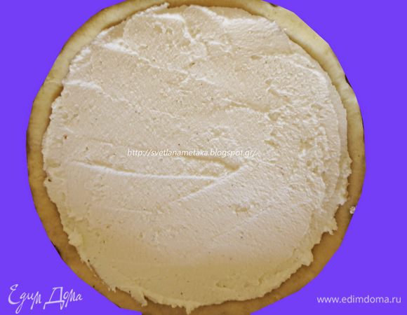 На поверхности распределяем равномерным слоем начинку.