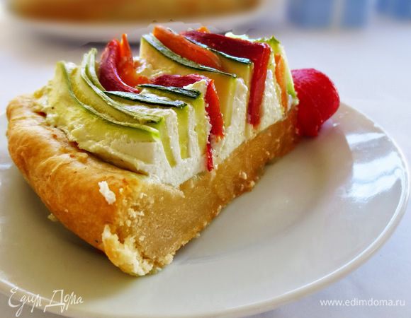 Выпекаем в предварительно разогретой духовке при температуре 180 градусов еще 20-30 минут. За 10 минут до готовности, накрываем фольгой.
Сверху, если хотите, пирог можно посыпать тертым сыром.