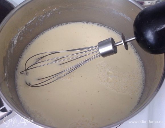 Выпекаем бисквит:
Взбиваем до бела яйца с сахаром.
Аккуратно вводим муку, крахмал и разрыхлитель .
