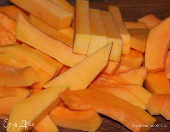 Подготовим тыкву: очистим, нарежем полосками толщиной по пол-сантиметра.