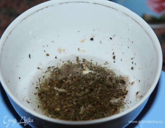 Делаем маринад: чеснок натираем на мелкой терке, добавляем соль, черный молотый перец и базилик, перемешиваем. Добавляем растительное масло, перемешиваем.