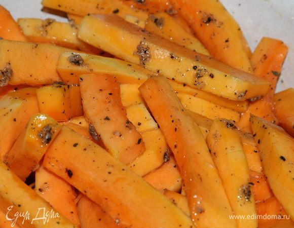 Добавляем маринад к тыкве, перемешиваем и оставляем мариноваться минут на 20.