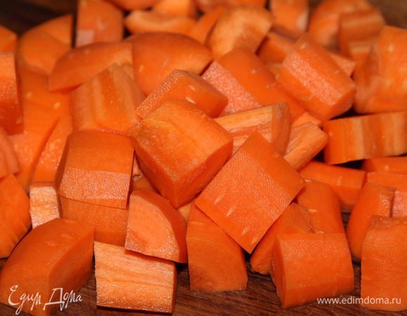 Ставим воду на огонь, морковь очищаем и нарезаем крупными кусочками. Как только вода закипит, отправляем туда морковь и готовим 20 минут на слабом кипении.