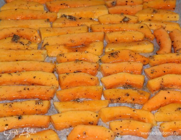 Тыкву выкладываем на противень с пергаментом и отправляем запекаться в разогретую до 250 градусов духовку минут на 20. Параллельно - грилуем перец, затем очищаем его от кожицы.