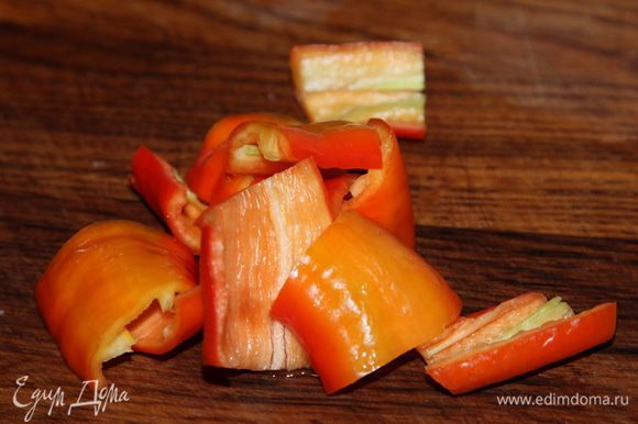 Острую перчинку чистим, нарезаем крупно и отправляем к моркови, пусть побулькает 5 минут.