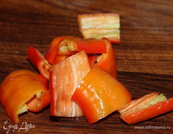 Острую перчинку чистим, нарезаем крупно и отправляем к моркови, пусть побулькает 5 минут.