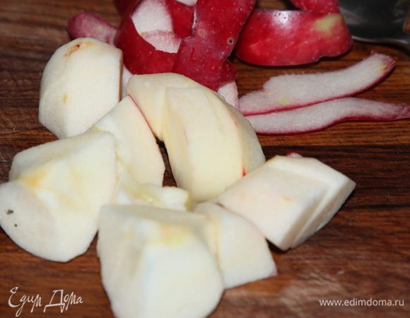 Лук режем крупными кусочками и отправляем вариться в суп тоже минут на 5. Затем очищаем яблоко, нарезаем на крупные кусочки и тоже отправляем в суп. Буквально на 5 минут.