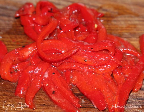Грилованный перец нарезаем тонкими полосками.