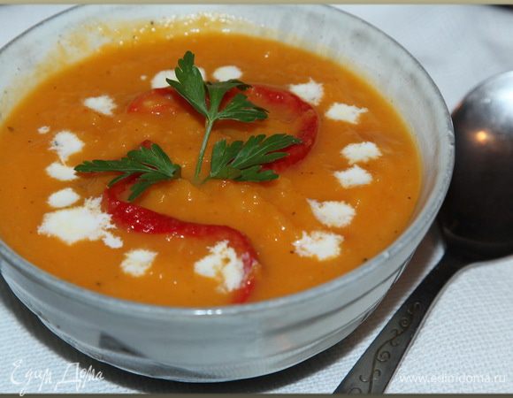 В порцию супа добавляем сливки (помним, что каротин хорошо усваивается только с жирами), украшаем на ваш вкус, можно и без украшательств обойтись, и приглашаем всех к столу. Смачного! 