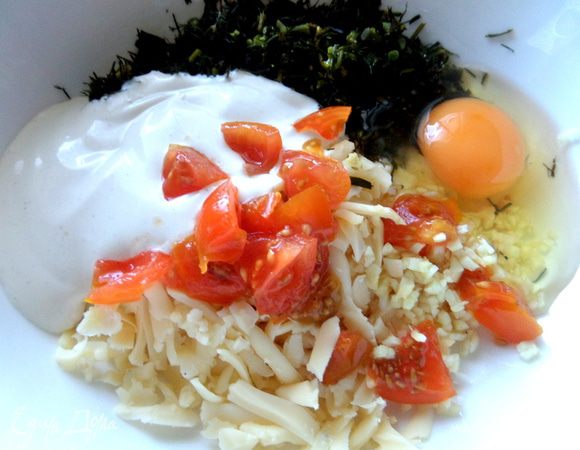 Черри разрезать на четверти и добавить с чесноком в начинку. Вбить яйцо для связки,перемешать. Пробуем на соль.