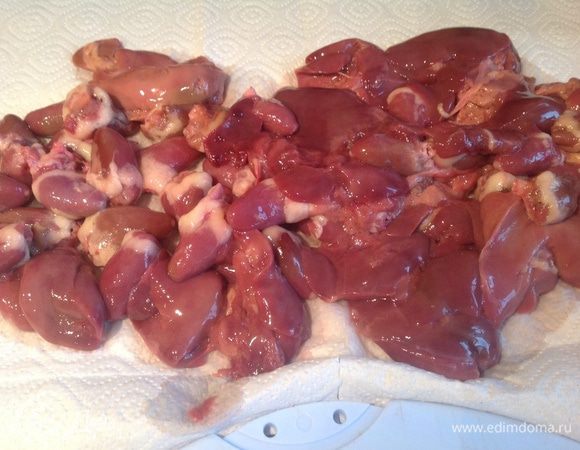 Куриную печень и сердечки промойте и высушите бумажным полотенцем. Печень нарежьте крупными кусочками.