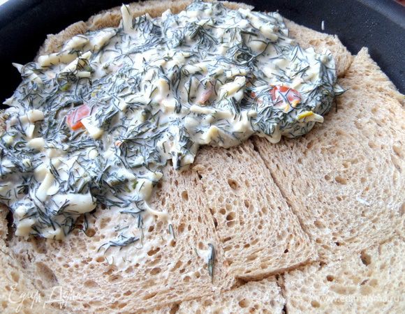 Наносим начинку равномерно на хлеб.