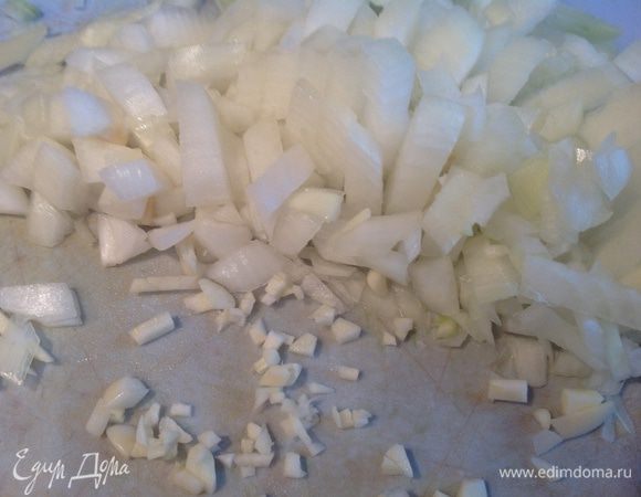 Лук и чеснок мелко нарежьте.