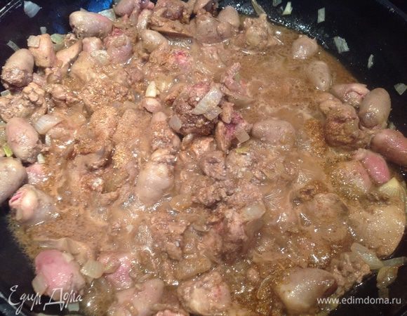 Затем убавьте огонь, добавьте вино, уксус, посолите, приправьте кориандром и готовьте еще 10 минут.