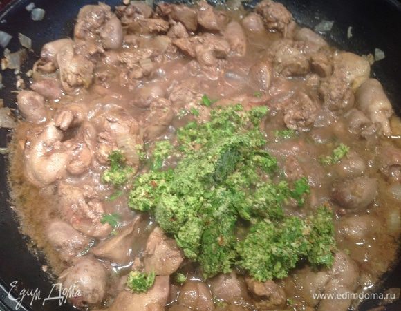 В блендере смешайте кинзу и грецкие орехи, добавьте к субпродуктам и перемешайте.