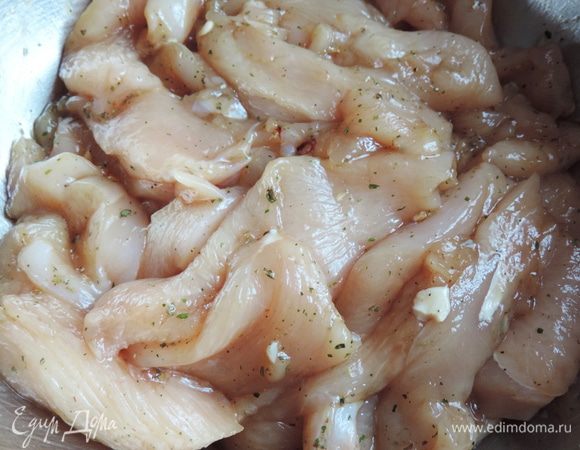 Первым делом нарежем куриные грудки поперек на кусочки толщиной около 0,5см. Замаринуем их в соевом соусе. По вкусу добавляем прованские травы, соль, перец и (или) другие любимые приправы.