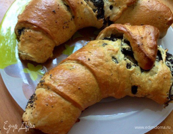 Тесто вмешиваем, берем 1\3 часть раскатываем, кладем начинку и сворачиваем в рулет выпекаем 30 минут на 220 градусов 