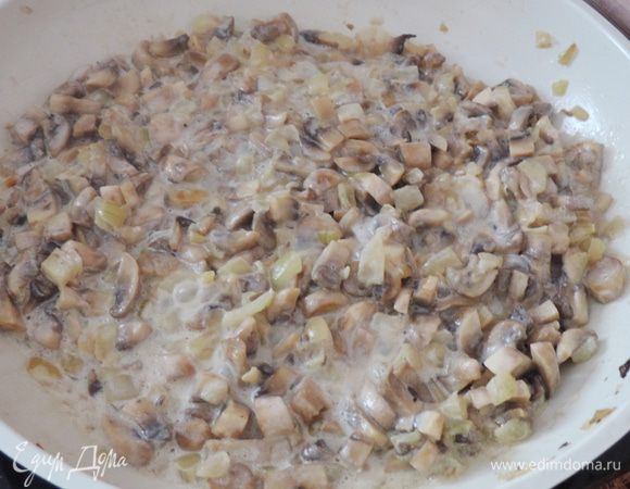 Когда жидкость испариться, немного солим грибы. По желанию можно поперчить. Когда грибы начнут приобретать золотистый цвет, вливаем на сковороду сливки и тушим на медленном огне еще 5-10 минут на медленном огне.