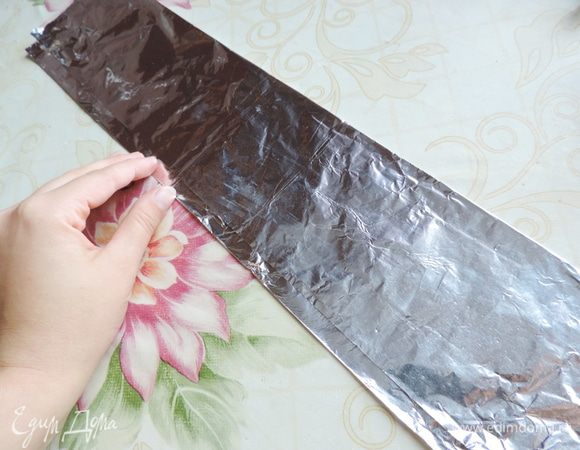 На нее загибаем свободную верхнюю часть прямоугольника. Получаем рукав из трех слоев фольги.