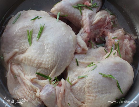 Курицу разрезать на порционные куски, положить в глубокую миску, добавить 1 веточку розмарина и залить вином. Накрыть миску пищевой плёнкой и поставить в холодильник на 30 минут.