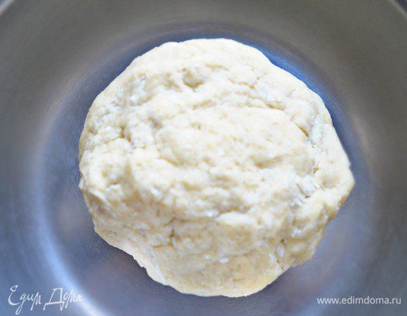 Быстро вымесите тесто и скатайте в 2 шара. Затем раскатайте 2 диска, оберните их в пищевую плёнку и уберите на 30 мин в холодильник.