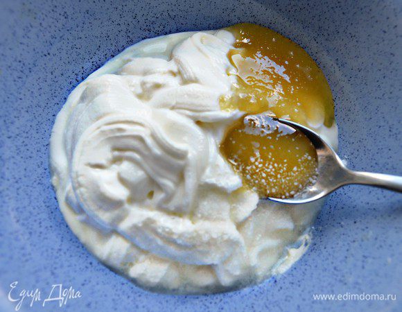 Рикотту смешайте с мёдом и и тщательно перемешайте. 