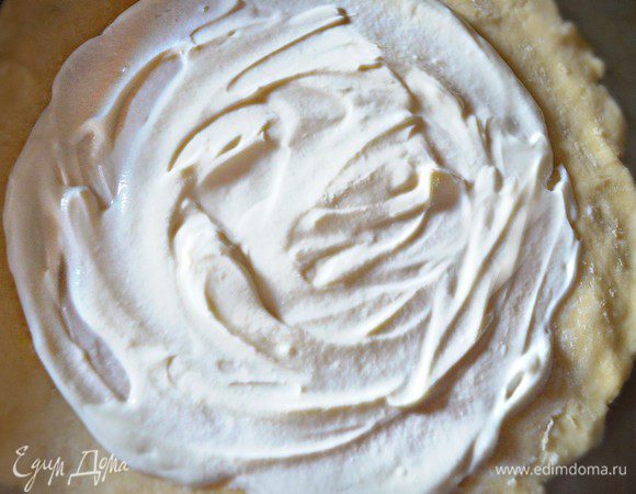 Раскатайте каждый диск теста в круг толщиной не более 4 мм. Намажьте каждый слоем рикотты, отступая от краёв 5 см.