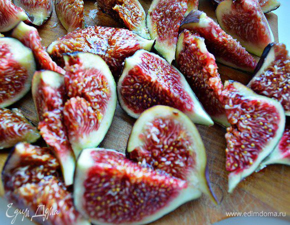 Инжир нарежьте ломтиками толщиной 5 мм. У меня был очень спелый, даже неесколько переспелый инжир, сладкий и сочный.