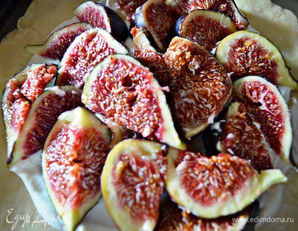 Выложите инжир на рикотту, посыпьте сахаром и сухими иголочками розмарина.