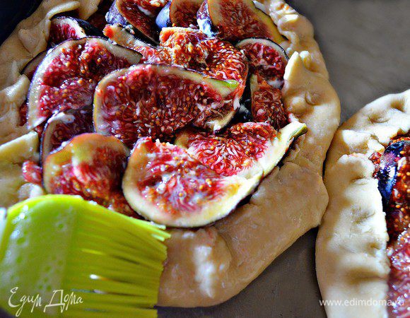 Приподнимите свободные края теста и заверните на начинку. Яйцо взбейте и смажьте тесто.  Положите на смазанный растительным маслом противень и выпекайте в нагретой до 180г духовке до золотистого цвета теста около 30 мин.