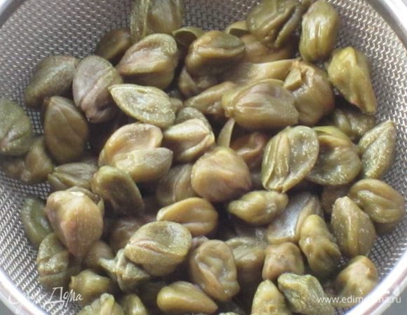 Каперсы промыть водой.